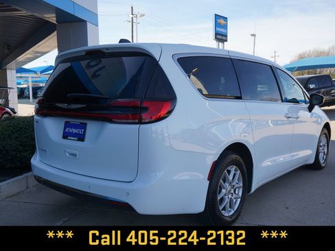 Used 2025 Chrysler Pacifica Select FWD image 9