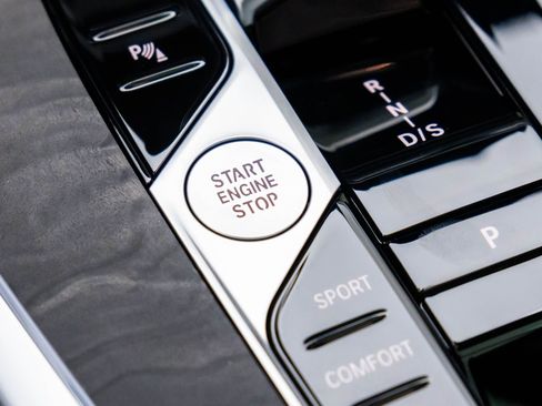 Certified 2025 BMW X7 xDrive40i w/ M Sport Package image 21