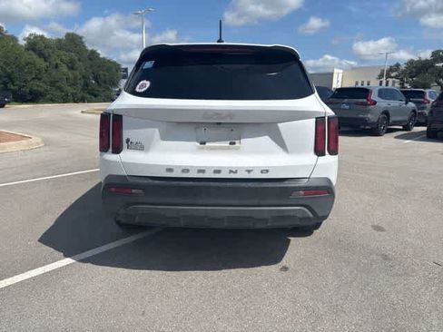 Used 2022 Kia Sorento LX FWD image 4