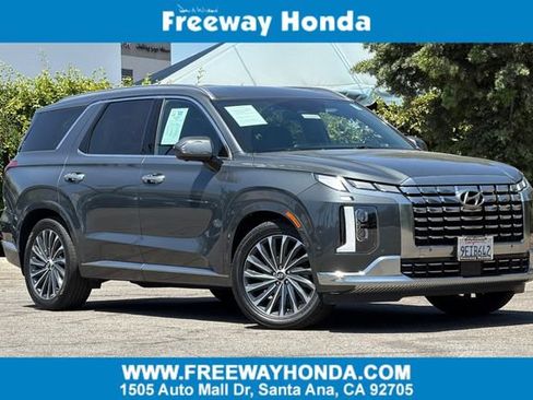 Used 2023 Hyundai Palisade Calligraphy w/ Cargo Package FWD image 1