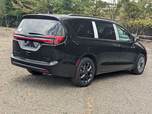 New 2026 Chrysler Pacifica Limited w/ S Appearance Package image 3