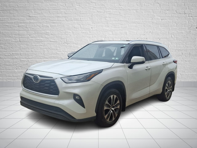 Used 2020 Toyota Highlander XLE AWD/4WD image 3
