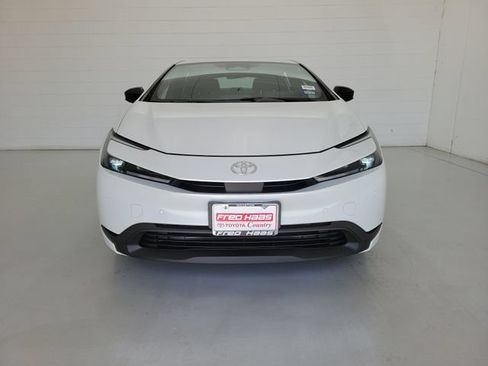 Used 2025 Toyota Prius LE FWD image 3