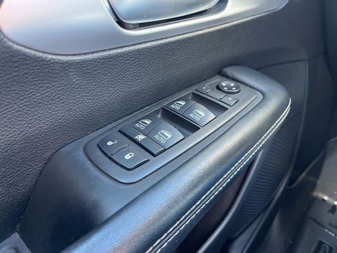 Used 2021 Chrysler Pacifica Touring-L w/ Uconnect Theater Family Group image 15