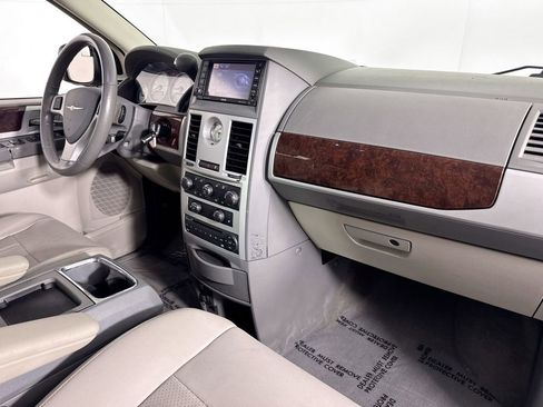 Used 2009 Chrysler Town & Country Touring image 33