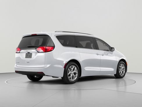 Used 2018 Chrysler Pacifica Touring-L Plus w/ Tire & Wheel Group FWD image 3