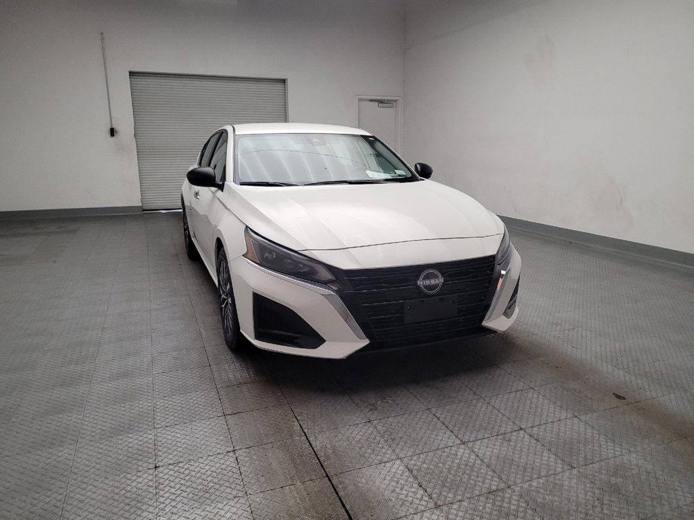 Used 2025 Nissan Altima 2.5 SV FWD image 14
