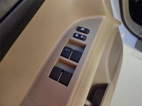 Used 2013 Toyota Highlander Base image 12