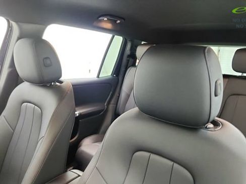 Used 2025 Mercedes-Benz GLB 250 4MATIC w/ Exclusive Package image 49