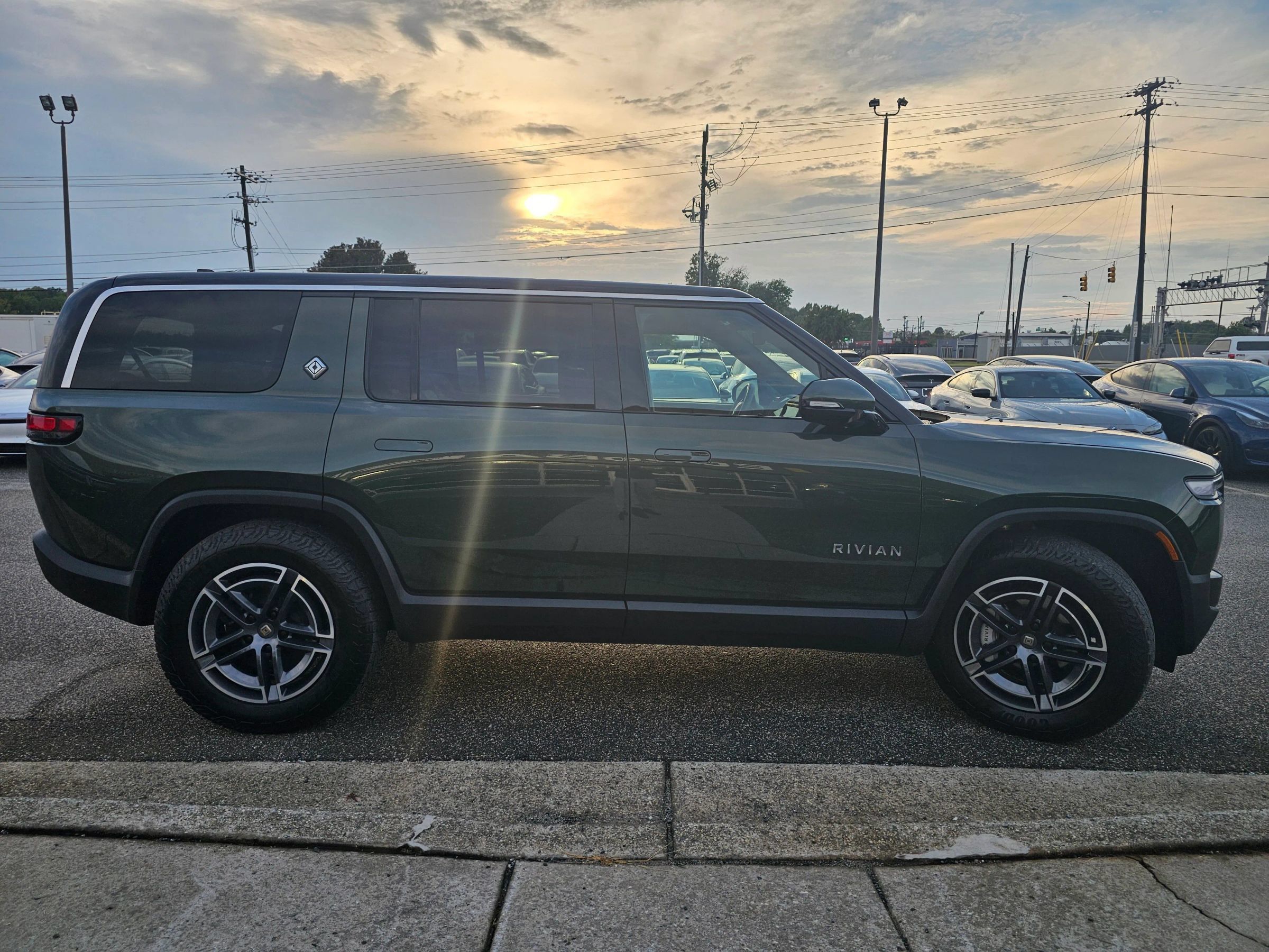 Used 2025 Rivian R1S Adventure Dual AWD/4WD image 6