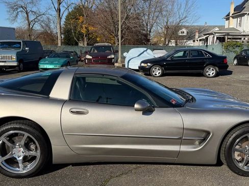 Used 2001 Chevrolet Corvette Coupe w/ Preferred Equipment Group1 image 12