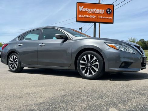Used 2017 Nissan Altima 2.5 SV image 1
