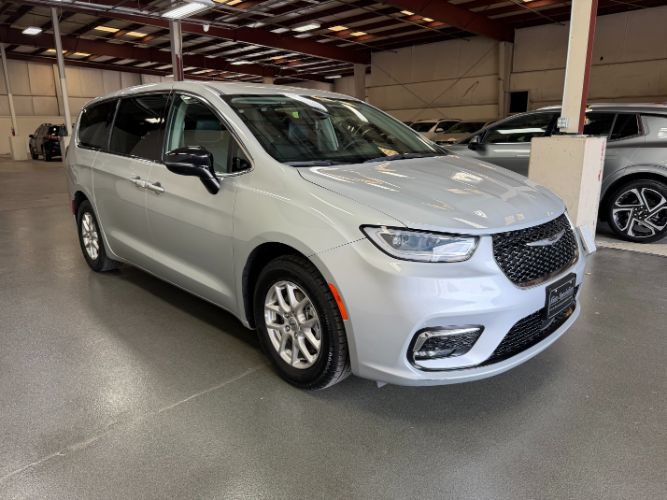Used 2024 Chrysler Pacifica Touring-L FWD image 5
