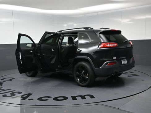 Used 2016 Jeep Cherokee Sport w/ Cold Weather Group AWD/4WD image 28