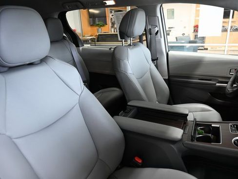 Used 2023 Toyota Sienna XLE image 8