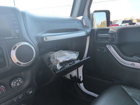 Used 2017 Jeep Wrangler Unlimited Sahara AWD/4WD image 30