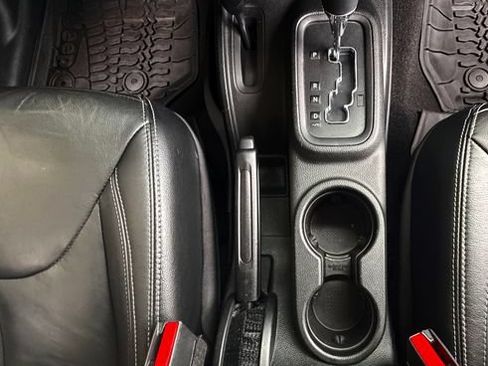 Used 2018 Jeep Wrangler Unlimited Sahara w/ Connectivity Group AWD/4WD image 32