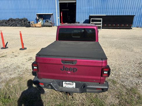 Used 2024 Jeep Gladiator Sport image 6