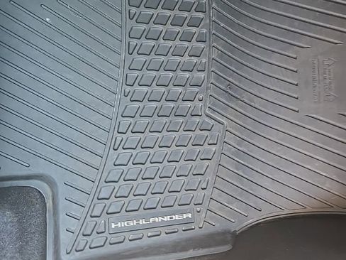 Used 2023 Toyota Highlander XLE image 30