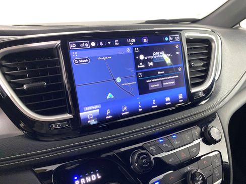 Used 2023 Chrysler Pacifica Touring-L w/ Uconnect Theater Family Group AWD/4WD image 29