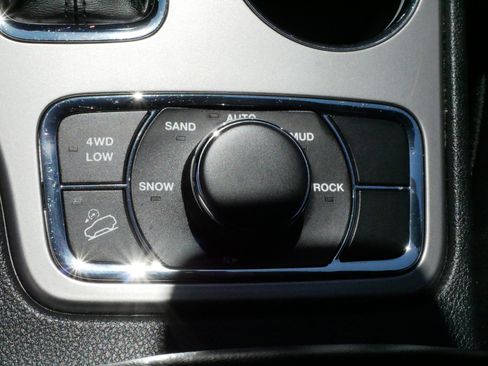 Used 2022 Jeep Grand Cherokee Laredo X AWD/4WD image 25