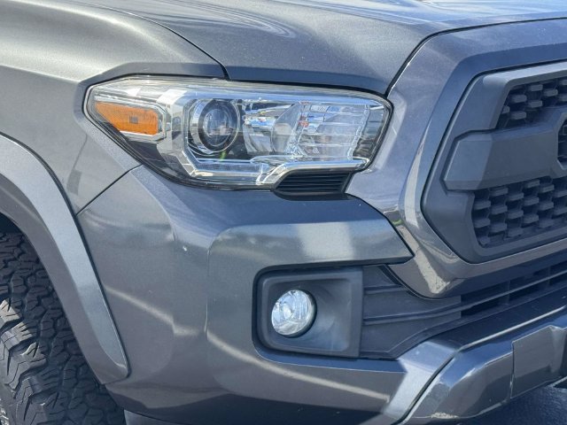 Used 2017 Toyota Tacoma TRD Sport w/ Premium & Technology Package AWD/4WD image 8