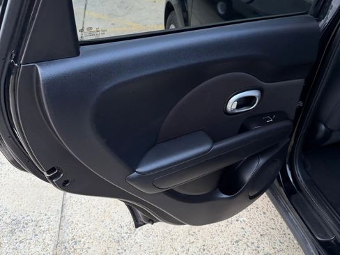 Used 2017 Kia Soul FWD image 6