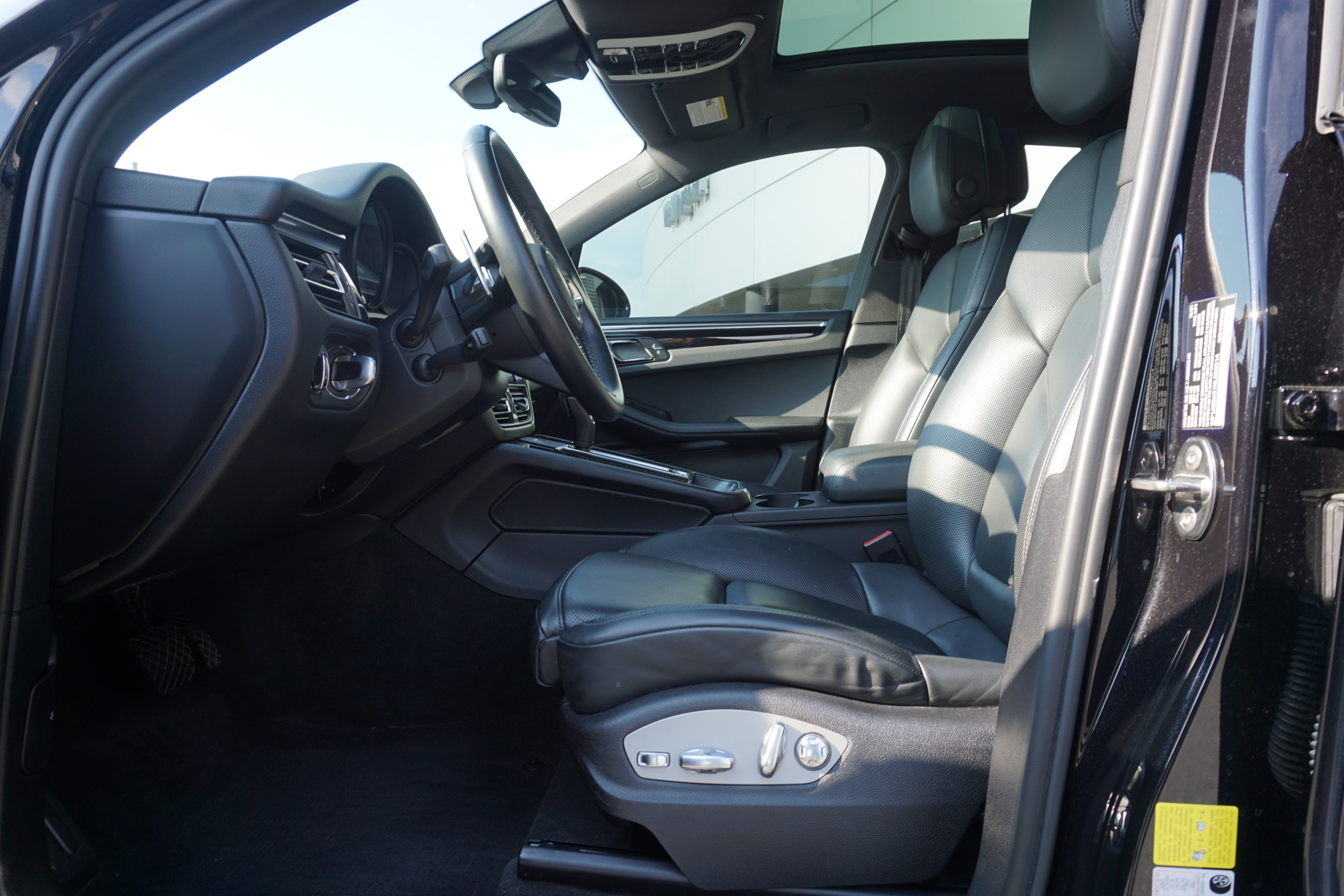Certified 2022 Porsche Macan S AWD/4WD image 5