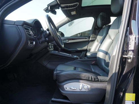 Certified 2022 Porsche Macan S AWD/4WD image 5