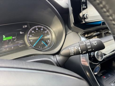 Used 2022 Toyota Venza XLE image 19