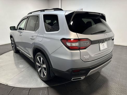 Certified 2024 Honda Pilot Touring image 9
