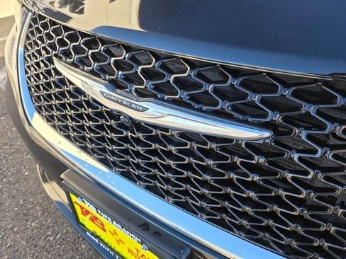 Used 2024 Chrysler Pacifica Touring-L image 13