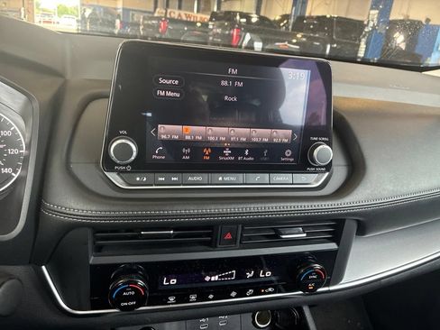 Used 2024 Nissan Rogue SV FWD image 12