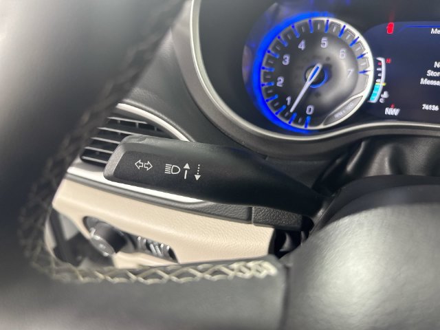 Used 2023 Chrysler Pacifica Touring-L FWD image 15