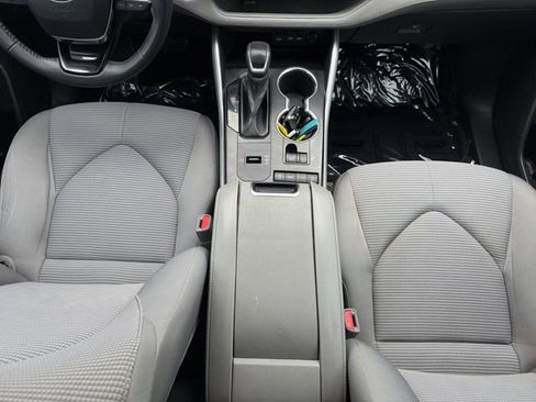 Used 2021 Toyota Highlander LE FWD image 5