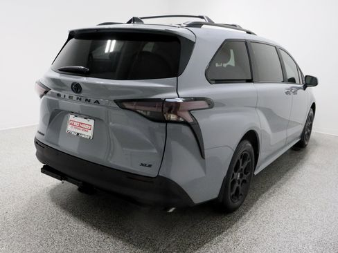 Used 2025 Toyota Sienna XLE Woodland Edition image 7