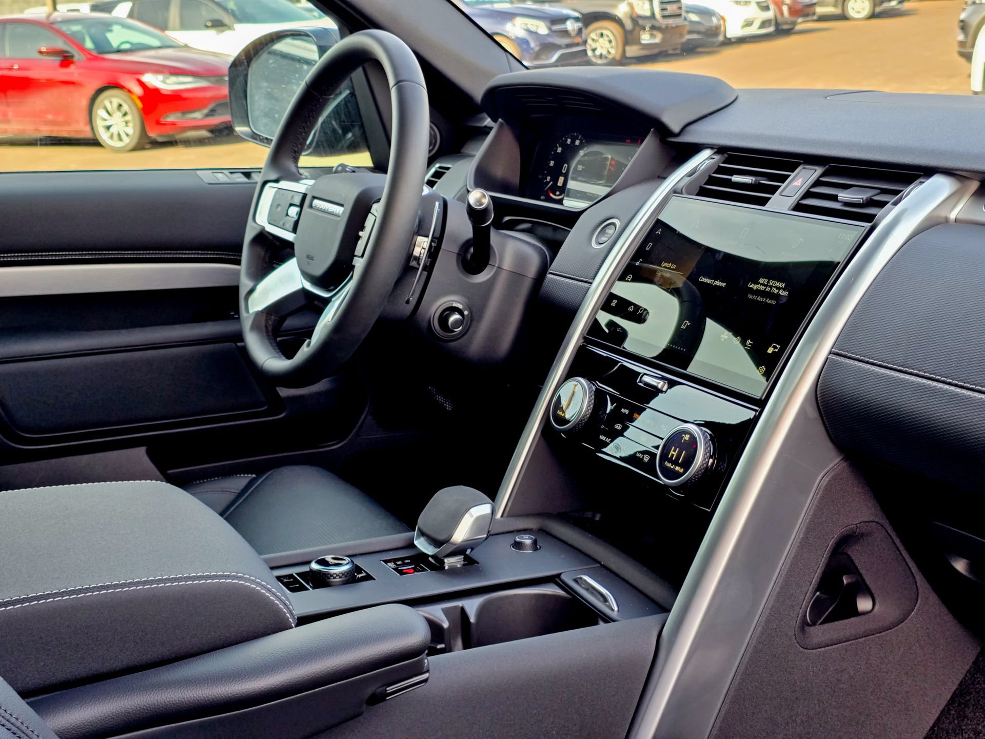Used 2025 Land Rover Discovery Dynamic SE AWD/4WD image 23