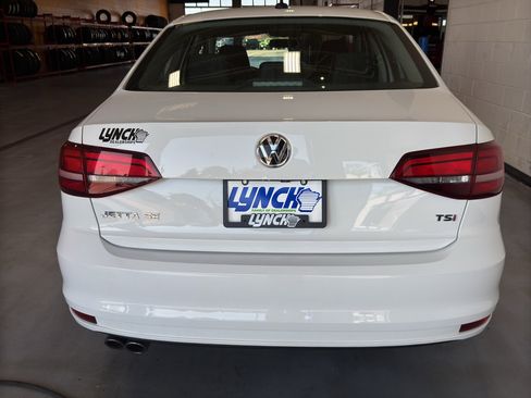 Used 2017 Volkswagen Jetta SE image 4
