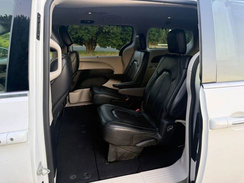 Used 2019 Chrysler Pacifica Touring-L FWD image 12