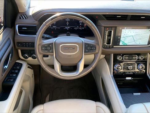 Used 2023 GMC Yukon XL Denali w/ Advanced Technology Package image 6