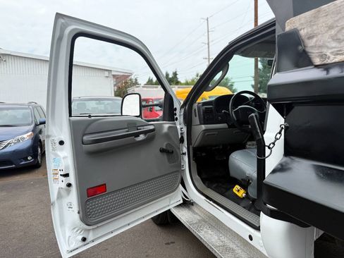 Used 2006 Ford F450 2WD Regular Cab Super Duty image 33