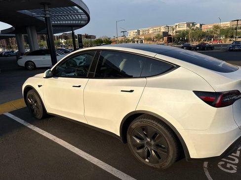 Used 2024 Tesla Model Y Long Range RWD image 4