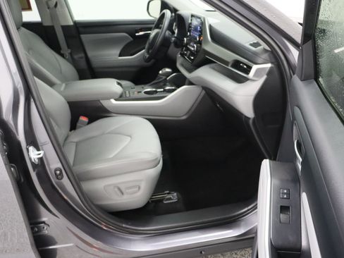 Used 2021 Toyota Highlander XLE FWD image 41