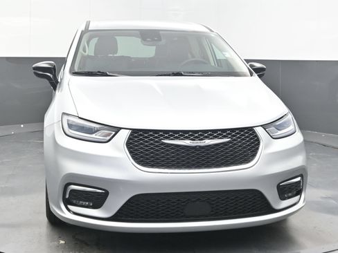 Used 2024 Chrysler Pacifica Touring-L FWD image 3