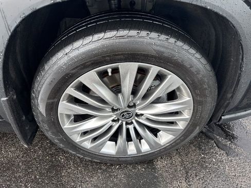 Used 2024 Toyota Highlander Platinum AWD/4WD image 28