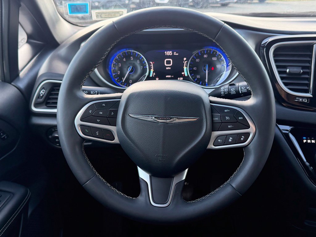Used 2025 Chrysler Pacifica Select FWD image 41