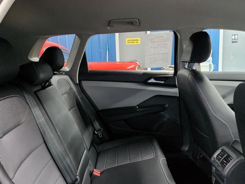 Used 2022 Volkswagen Taos SE w/ IQ.Drive SE Package image 16