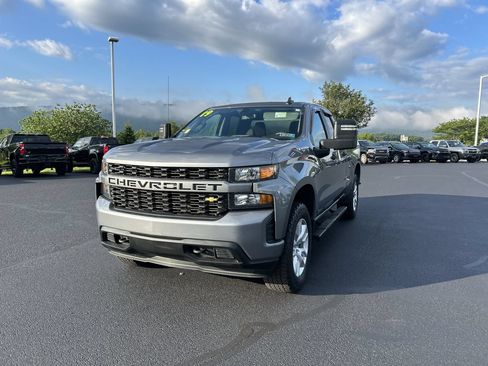 Used 2019 Chevrolet Silverado 1500 Custom w/ Custom Value Package AWD/4WD image 3