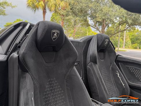 Used 2019 Lamborghini Huracan Performante AWD/4WD image 33