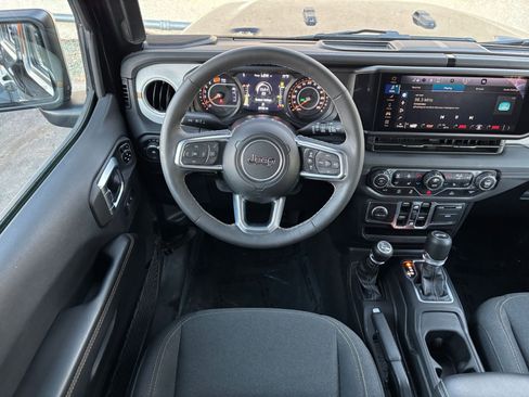 Used 2025 Jeep Wrangler Sahara image 33